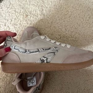 NWOT DV by Dolce Vita Women's Beige Sneakers